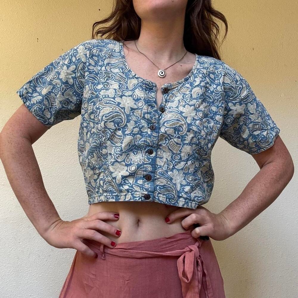 Batik pattern cropped button up - Picture 3 of 7